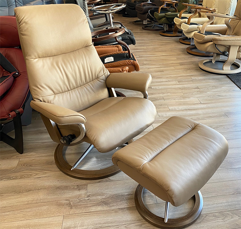 Stressless View Signature Polished Aluminum Base Paloma Funghi Leather Recliner Chair by Ekornes